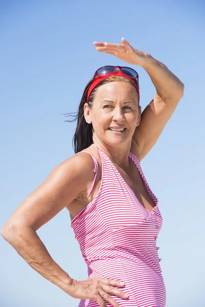 Schöne reife Frau glücklich im Strandurlaub — Stockfoto