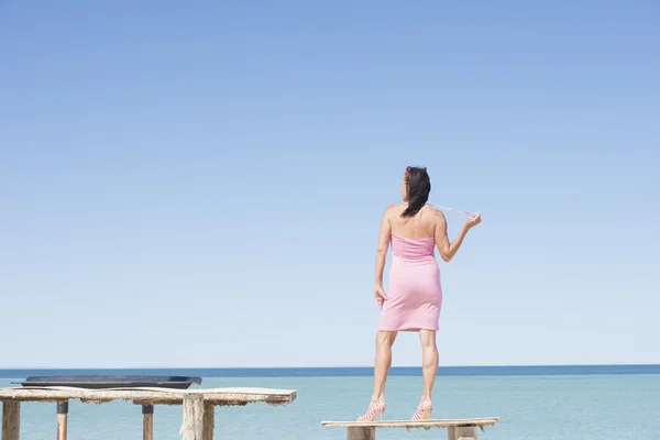 Sexy kobieta dojrzała, pozowanie na tropikalnej plaży — Zdjęcie stockowe