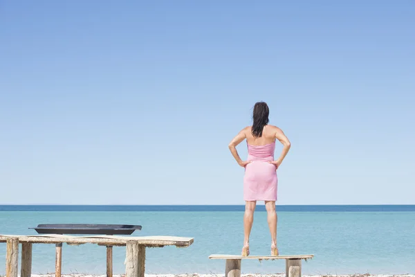Сексуальная уверенная женщина на пляже океана позирует — стоковое фото