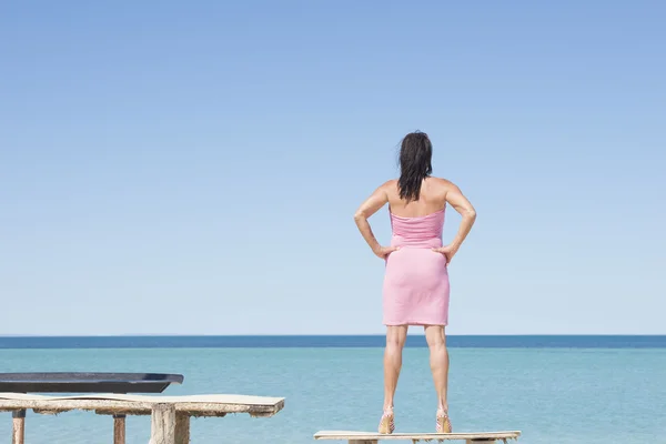 Уверенная сексуальная женщина позирует океанскому пляжу — стоковое фото