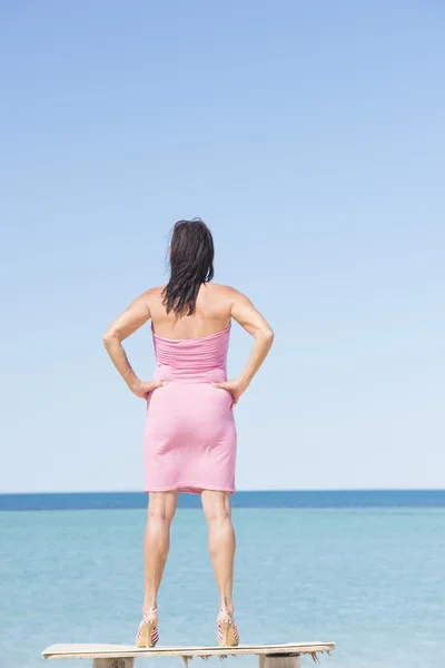 Attraktive Frau posiert selbstbewusst am Strand — Stockfoto