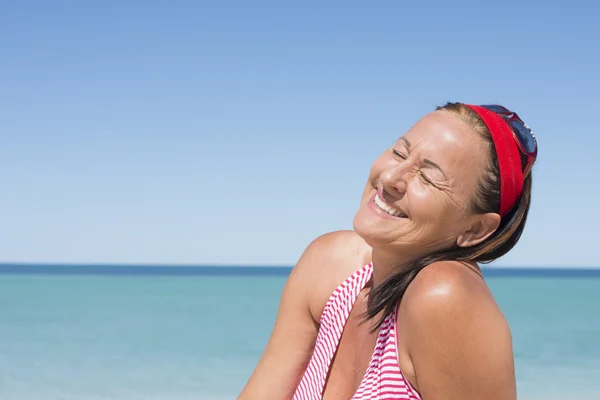 Feliz atraente mulher madura praia férias — Fotografia de Stock