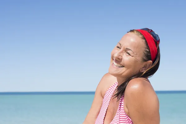 Mutlu çekici Olgun kadın okyanus tatil — Stok fotoğraf
