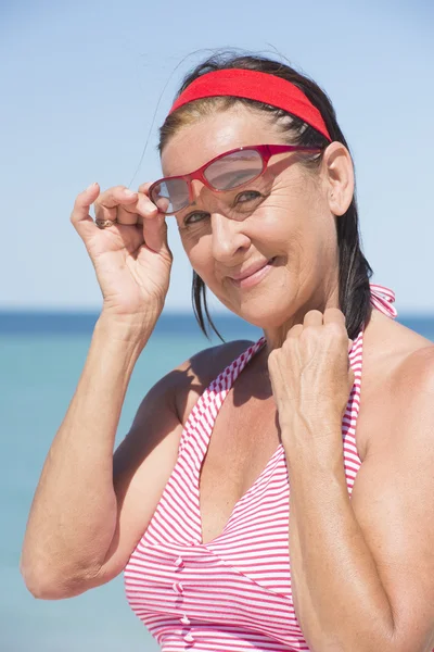 Friendly woman leisure lifestyle at beach holiday — Stock Photo, Image