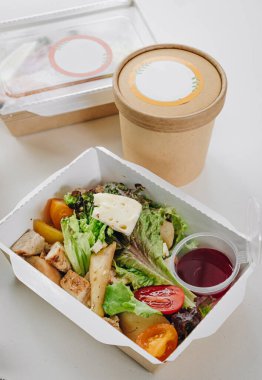 Konteynırlarda yemek. Düzgün beslenme, günlük diyet, kilo kaybı. Çorba, içecek, salata, biftek. Üst görünüm