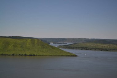 Ukrayna. Bakota mavi nehir yeşil çayırlar gemiler su üzerinde yüzer