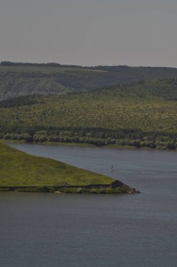 Ukrayna. Bakota mavi nehir yeşil çayırlar gemiler su üzerinde yüzer