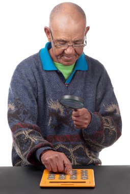 hesap makinesi ile yaşlı adam