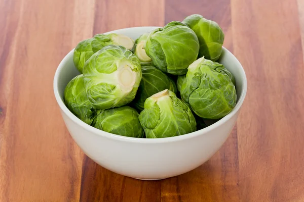 Tigela de brotos de brussel — Fotografia de Stock