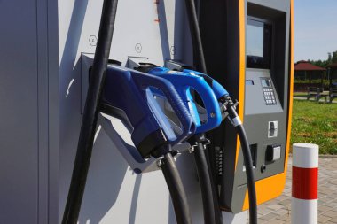 EV bataryasını şarj etmek için elektrikli araba şarj istasyonu. Bir aracı elektrikli motorla şarj etmek için prizler. Saf enerji.. 