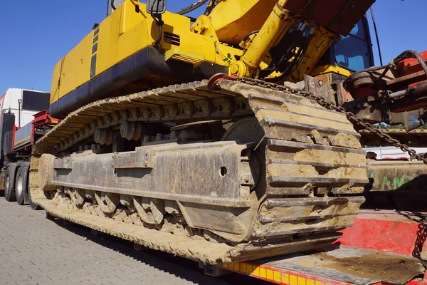 Ciężarówka Specjalną Naczepą Przewozu Ładunków Ponadgabarytowych Transport Ogromnego Buldożera Zdjęcie Stockowe