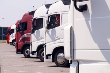 Dinlenme yeri. Otobanın yanındaki otoparkta çeşitli kamyonlar var..