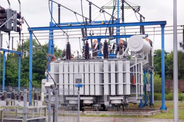 Elektriğin farklı voltaj seviyelerinde dağıtıldığı bir güç santrali. Dönüştürücü istasyonu. 
