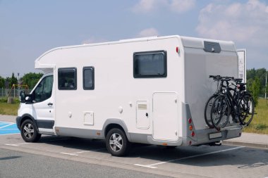 Bir karavanda seyahat etmek. Tatilleri geçirmenin yolu. 