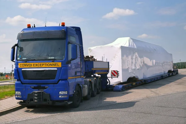 Ciężarówka Specjalną Naczepą Przewozu Ładunków Ponadgabarytowych Nadmierne Obciążenie Duże Obciążenie — Zdjęcie stockowe