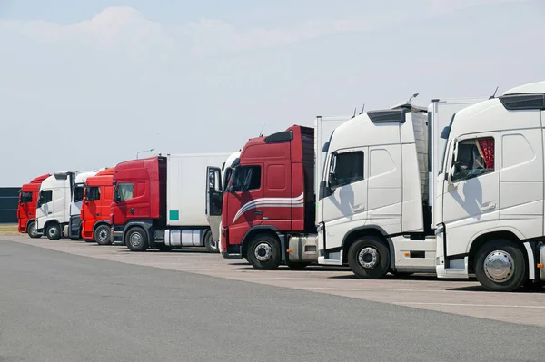Miejsce Spoczynku Różne Typy Samochodów Ciężarowych Parkingu Obok Autostrady — Zdjęcie stockowe