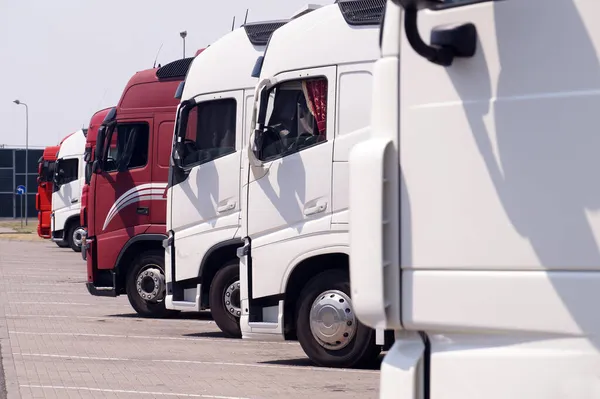 Miejsce Spoczynku Różne Typy Samochodów Ciężarowych Parkingu Obok Autostrady Obrazek Stockowy