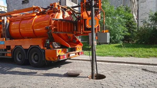 Kanalschächte Reinigen Ein Spezialisiertes Auto Auf Der Straße lizenzfreie Stockfotos