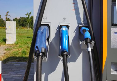 EV bataryasını şarj etmek için elektrikli araba şarj istasyonu. Bir aracı elektrikli motorla şarj etmek için prizler. Saf enerji.. 