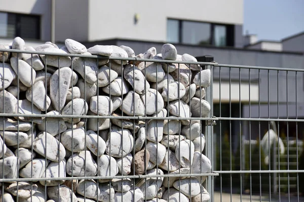 Gabionen Als Architektonische Elemente Die Die Einzäunung Von Gebäuden Darstellen — Stockfoto