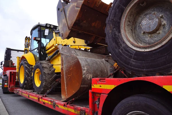 Ciężarówka Specjalną Naczepą Przewozu Ładunków Ponadgabarytowych Transport Ogromnego Buldożera Zdjęcie Stockowe