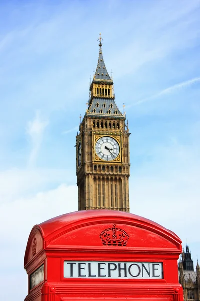 Caja de teléfono roja con Big Ben en el fondo Imagen de archivo