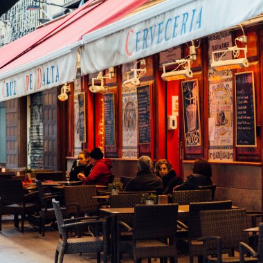 Madrid, İspanya - 28 Kasım 2021: Madrid, İspanya 'da bir terasta oturan tanınmayan turist