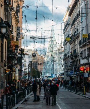 Madrid, İspanya - 28 Kasım 2021: Madrid, İspanya 'da Puerta de Sol' a doğru giden Carrera de San Jeronimo caddesinde Noel ışıklandırması
