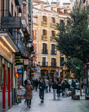 Madrid, İspanya - 28 Kasım 2021: Madrid 'de Calle de la Victoria üzerinde yürüyen yayalar