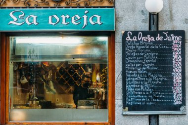 Madrid, İspanya - 28 Kasım 2021: Madrid, İspanya 'nın tarihi merkezinde seramik fayansları ve menüsü olan geleneksel İspanyol barı