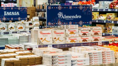 Madrid, İspanya - 15 Aralık 2021: Turron Madrid, İspanya 'da bir süpermarkette satışa sunuldu. Tipik olarak bal, şeker ve yumurta beyazından yapılır, kızarmış badem ya da diğer fındıklardan.