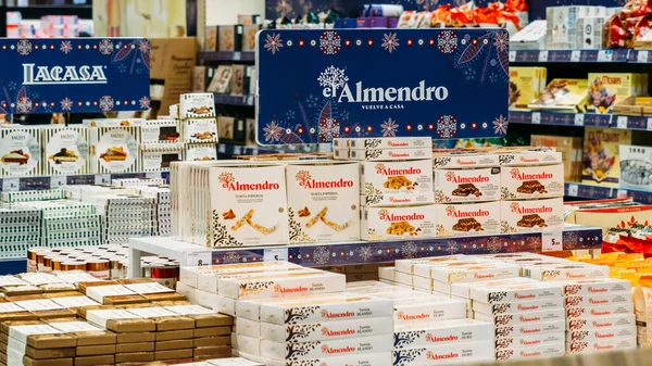 Madrid, İspanya - 15 Aralık 2021: Turron Madrid, İspanya 'da bir süpermarkette satışa sunuldu. Tipik olarak bal, şeker ve yumurta beyazından yapılır, kızarmış badem ya da diğer fındıklardan.