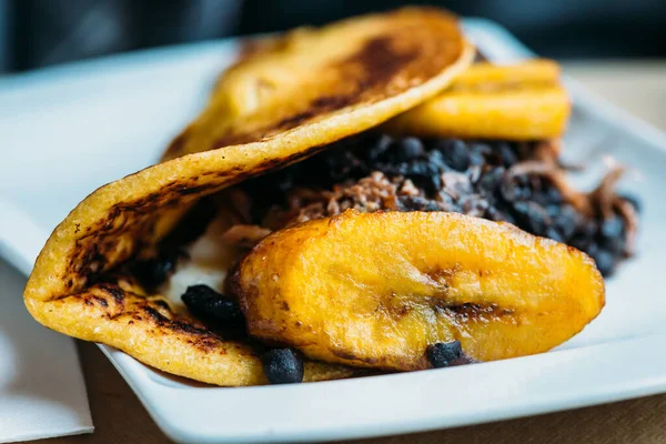 Cachapa Venezolana Masa Maíz Frito Rellena Con Cortezas Cerdo Queso — Foto de Stock