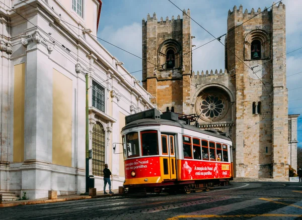 Lisboa Portugal Enero 2022 Catedral Lisboa Con Tranvía Amarillo Tradicional — Foto de Stock