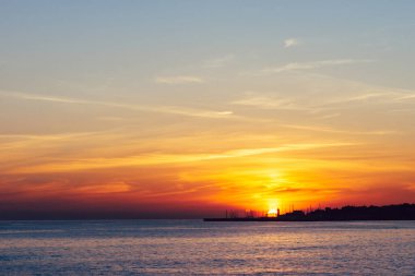 Cascais körfezi gün batımında Santa Maria deniz feneriyle uzak uçta, Portekiz