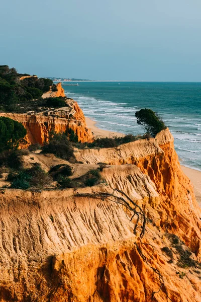 포르투갈 알가르베 지역의 부페라에 해변은 석회암 절벽으로 둘러싸여 계단을 통해서 — 스톡 사진
