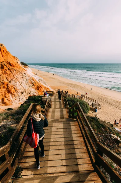 Playa Falesia Algarve Portugal Enero 2022 Personas Bajando Escaleras Madera — Foto de Stock