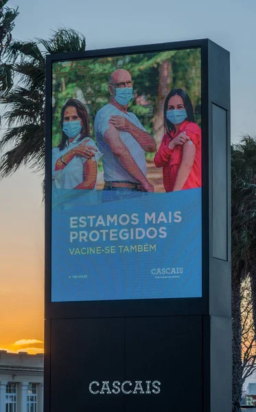 Cascais Portugal Februari 2022 Digitaal Display Met Mensen Met Gezichtsmaskers — Stockfoto