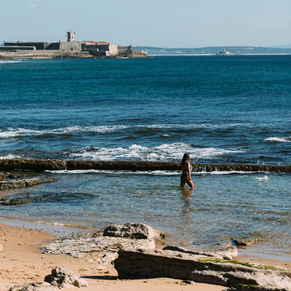 Playa Carcavelos Portugal Febrero 2022 Mujer Bañándose Playa Carcavelos Región — Foto de Stock