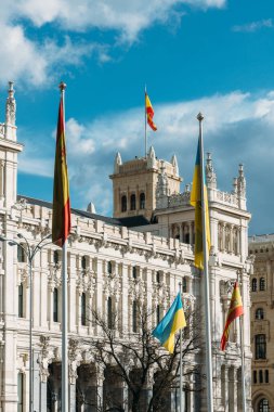 İspanya ve Ukrayna bayrağı Madrid, İspanya 'da Cibeles' in önünde rüzgarda dalgalanıyor. Rusya Şubat 2022 'de Ukrayna' yı işgal ederken Avrupa Birliği ve İspanyol dayanışma kavramı