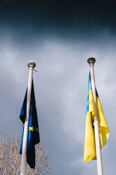 Európai Unió Ukrajna Zászlaja Lobogott Szélben Európai Unió Szolidaritási Koncepciója — Stock Fotó