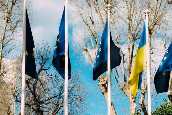 Vlag Van Europese Unie Oekraïne Fladderen Wind Solidariteitsconcept Van Europese — Stockfoto