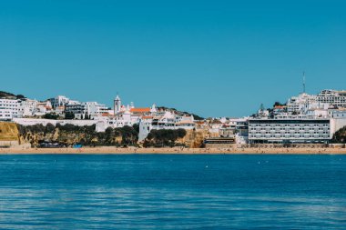 Okyanus Sahili ve Oura beach (Praia da Oura). Albufeira, Algarve, Portekiz