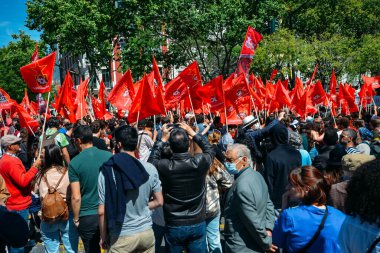 Lizbon, Portekiz - 25 Nisan 2022: Portekizli kalabalıklar 1974 yılında otoriter rejimi deviren askeri darbeyi kutlamak için Lizbon 'daki Avenida da Liberdade' de karanfil çiçeği tutuyorlar