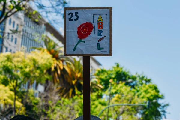 Λισαβόνα Πορτογαλία Απριλίου 2022 Πλήθη Πορτογάλων Κρατούν Άνθη Γαρύφαλλου Στην — Φωτογραφία Αρχείου