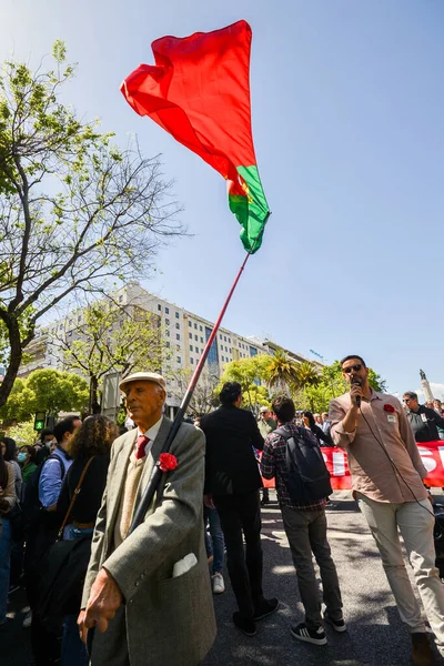 Lissabon Portugal April 2022 Menigten Portugezen Houden Anjers Bloemen Vast — Stockfoto