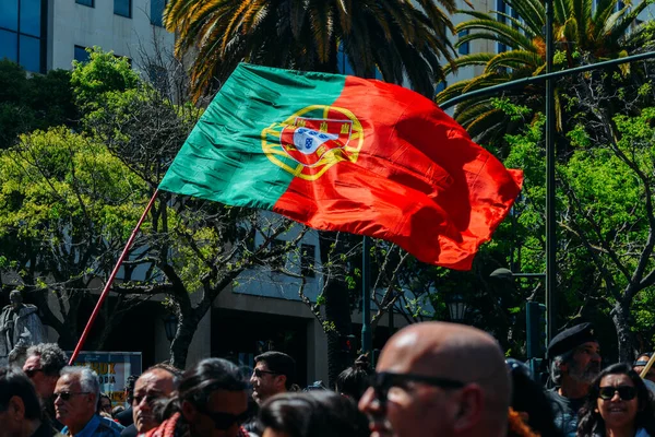 Lissabon Portugal April 2022 Menigten Portugezen Houden Anjers Bloemen Vast — Stockfoto