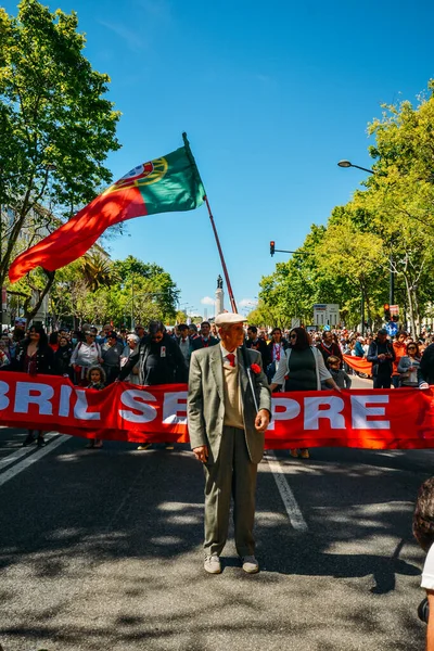 Lissabon Portugal April 2022 Menigten Portugezen Houden Anjers Bloemen Vast — Stockfoto