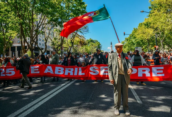 Lissabon Portugal April 2022 Massen Von Portugiesen Halten Nelkenblumen Der — Stockfoto