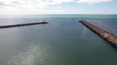 Vilamoura, Algarve, Portekiz 'deki marinadan çıkan iki deniz fenerine yaklaşan insansız hava aracı görüntüsü.